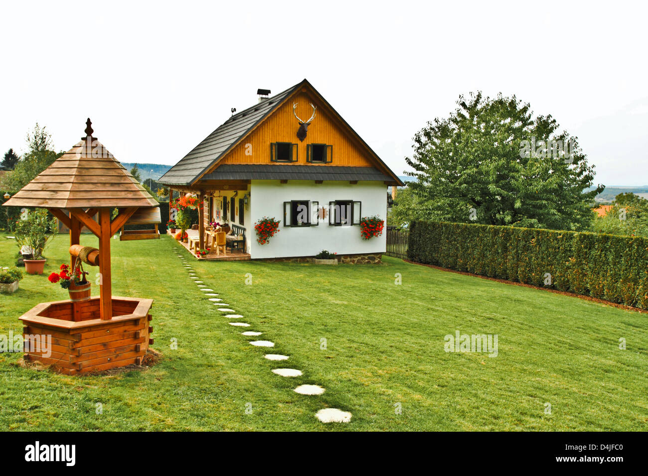 Cottage garden wooden fence hi-res stock photography and images - Alamy