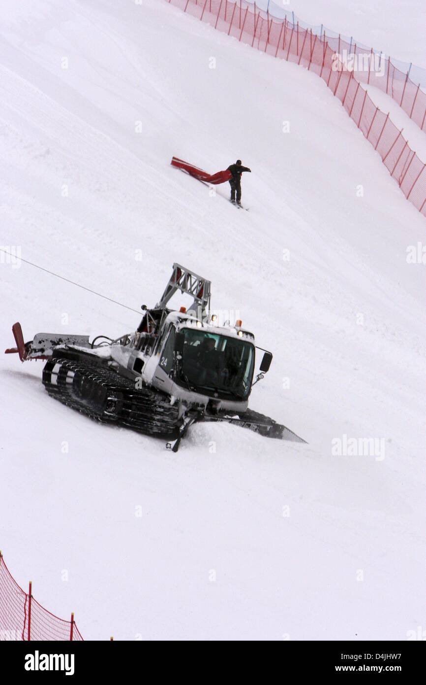 a-snow-cat-removes-snow-to-clear-the-race-course-as-the-team-event-D4JHW7.jpg