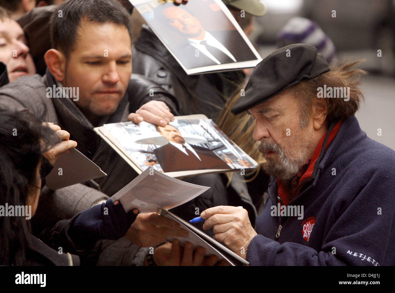 US-actor Rip Torn writes autographs prior to the photo call of the film ?Happy Tears? at the 59th Berlin International Film Festival in Berlin, Germany, 11 February 2009. The film is among the 18 films competing for the Silver and Golden Bear awards at the 59th Berlinale. Winners will be announced on 14 February. Photo: Alina Novopashina Stock Photo