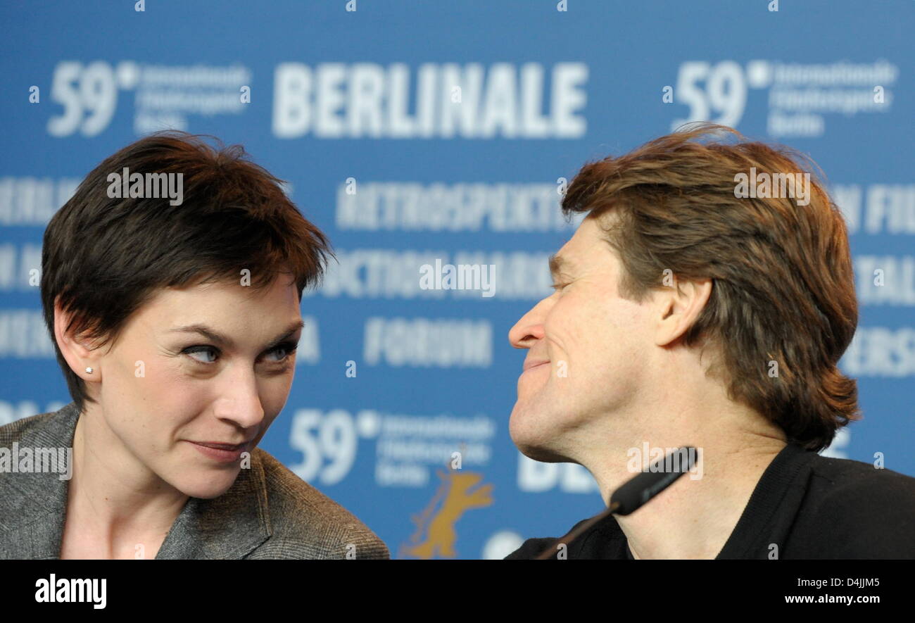 US actor Willem Dafoe and German actress Christiane Paul pictured at the press conference for their film ?The dust of time? at the 59th Berlin International Film Festival in Berlin, Germany, 12 February 2009. The film runs out of competition in the Competition section, a total of 18 films compete for the Silver and Golden Bears of the 59th Berlinale. Photo: Soeren Stache Stock Photo
