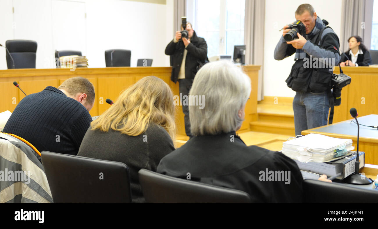 Solicitor Werner Momberg (R) sits next to defendants, the parents of starved baby Jacqueline in the courtroom of Regional Court in Giessen, Germany, 16 February 2009. The 14 month old baby died of starvation and dehydration in Bromskirchen/Hesse, in March 2007. The 23 year-old mother and her 35 year-old husband are accused of murder. Photo: UWE ANSPACH Stock Photo