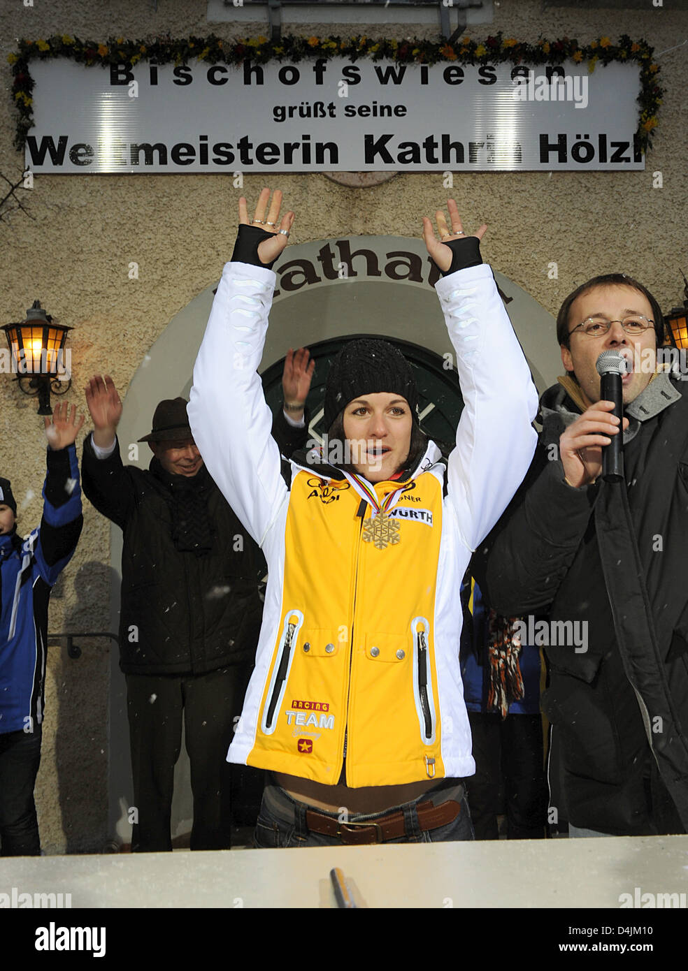 German skier Kathrin Hoelzl and sports commentator Gerhard Willmann cheer from the balcony of the town hall of Bischofswiesen, Germany, 16 February 2009. Hundreds of people gathered outside the town hall to celebrate Hoelzl who had won a Giant Slalom gold medal at the Alpine Skiing World Championships. Photo: Tobias Hase Stock Photo