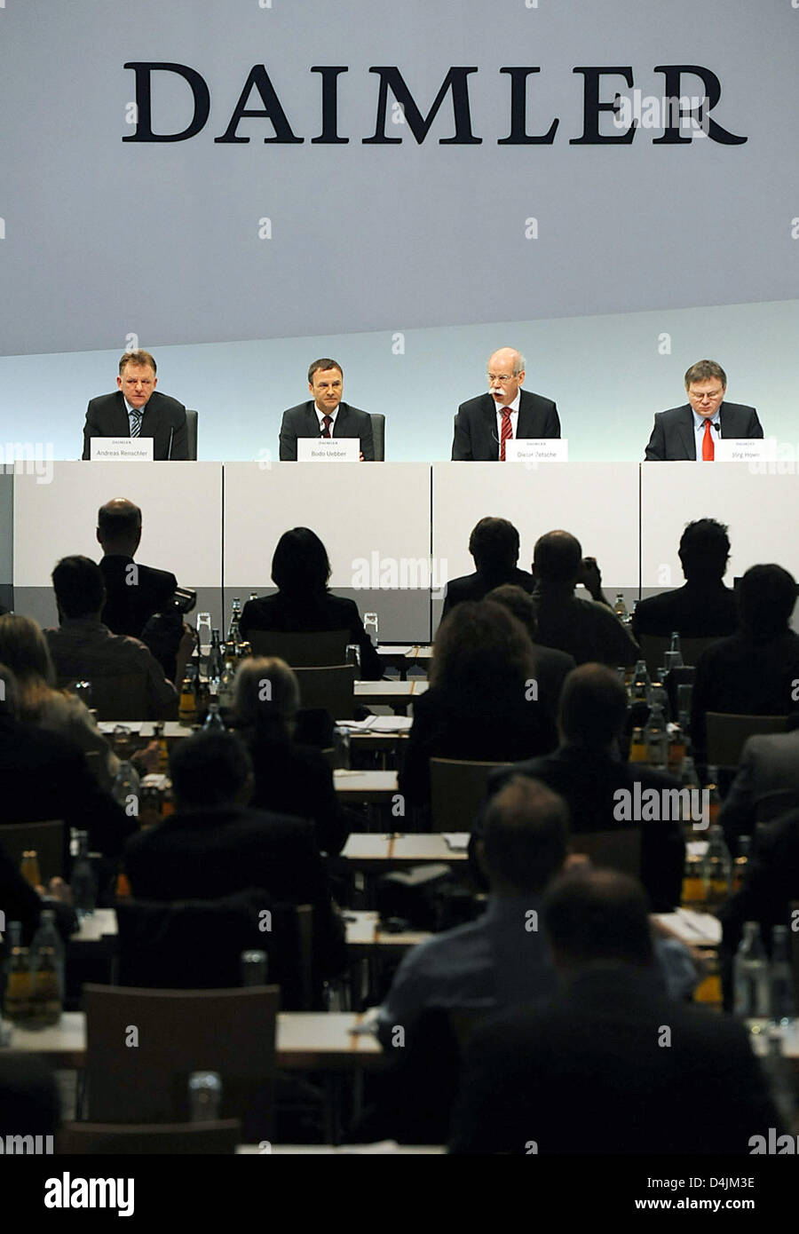 (L-R) Head of Daimler Trucks Division Andreas Renschler, CFO Bodo Uebber, CEO Dieter Zetsche, and Head of Communication Joerg How pictured during Daimler?s balance press conference in Stuttgart, Germany, 17 February 2009. German carmaker Daimler reports a dramatic loss in operating profit, EBIT plunged from 8.7 to 2.7 billion euro. Photo: NORBERT FOERSTERLING Stock Photo