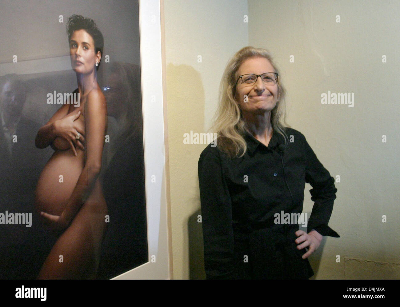 US photographer Annie Leibovitz stands next to one of her photos of pregnant US actress Demi Moore on display in Berlin, Germany, 20 February 2009. Her photographies are on display in the exhibition ?A Photographer?s Life 1990-2005? at C/O gallery until 24 May. Photo: XAMAX Stock Photo