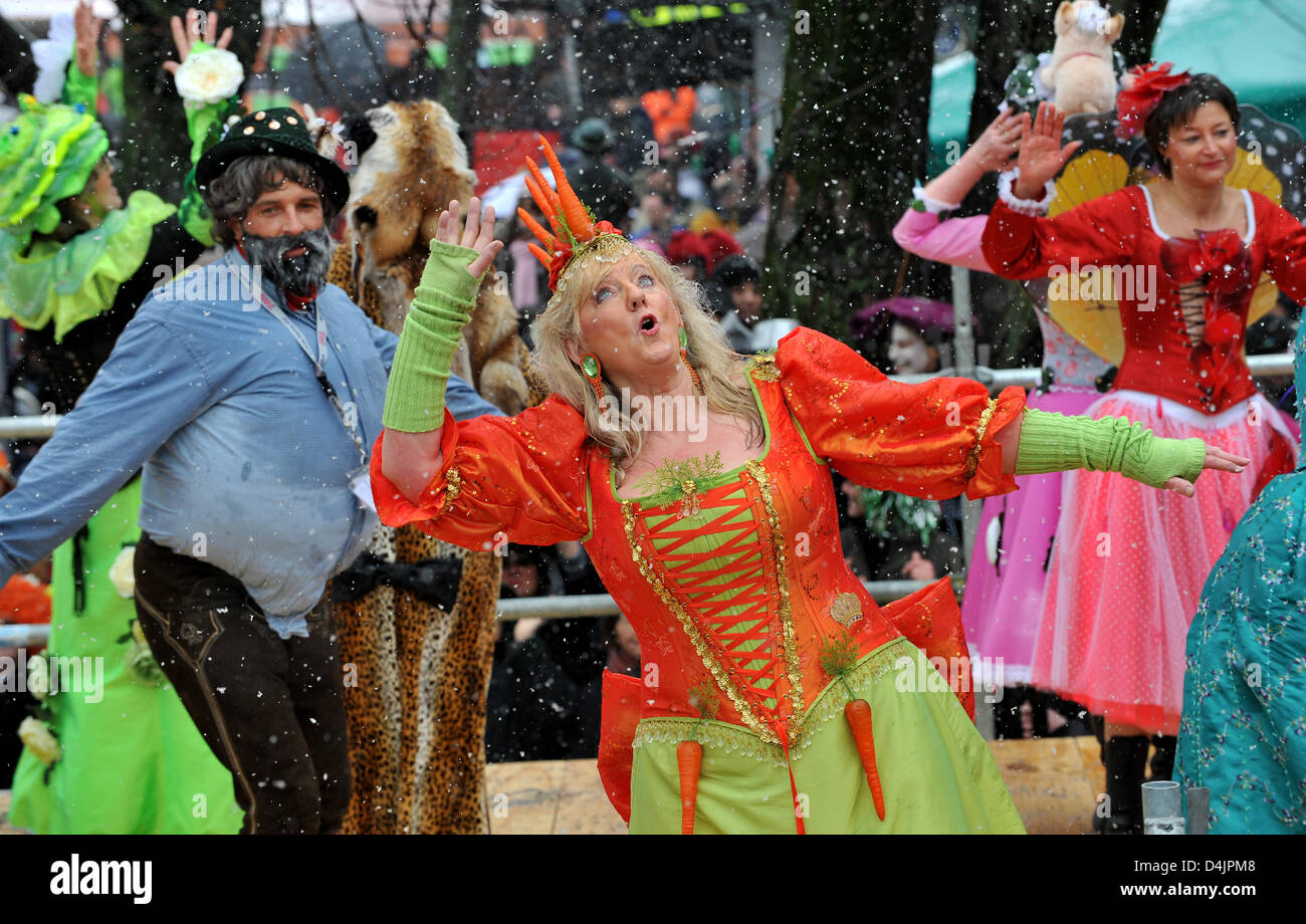 Dressed up marketwomen dance on stage on the Viktualienmarkt market