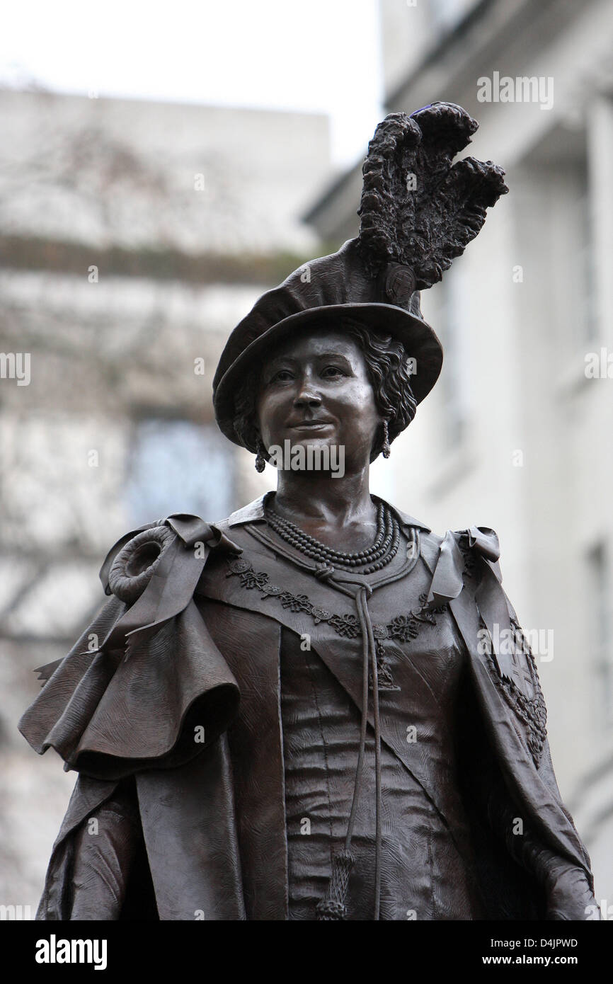 The statue of Queen Mother is pictured along the Mall in London, Great Britain, 24 February 2009