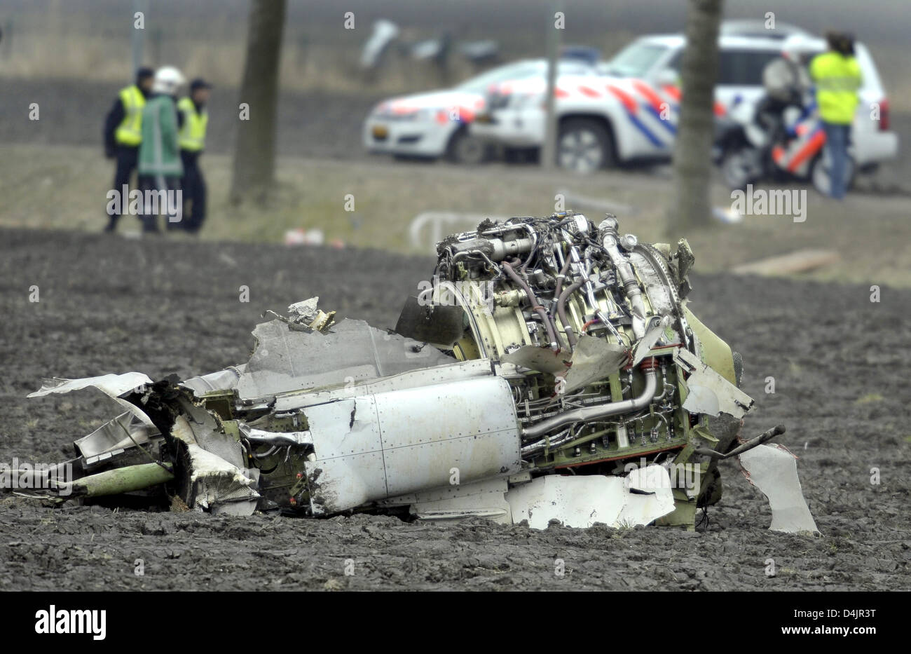 Debris of the crashed airplane lies in a field in Amsterdam, Netherlands, 25 February 2009. The plane by Turkish Airways has crashed on landing at Amsterdam?s Schiphol international airport, killing nine people and injuring more than 50 of the 134 passengers. The reasons for the crash are yet unclear. Photo: Achim Scheidemann Stock Photo