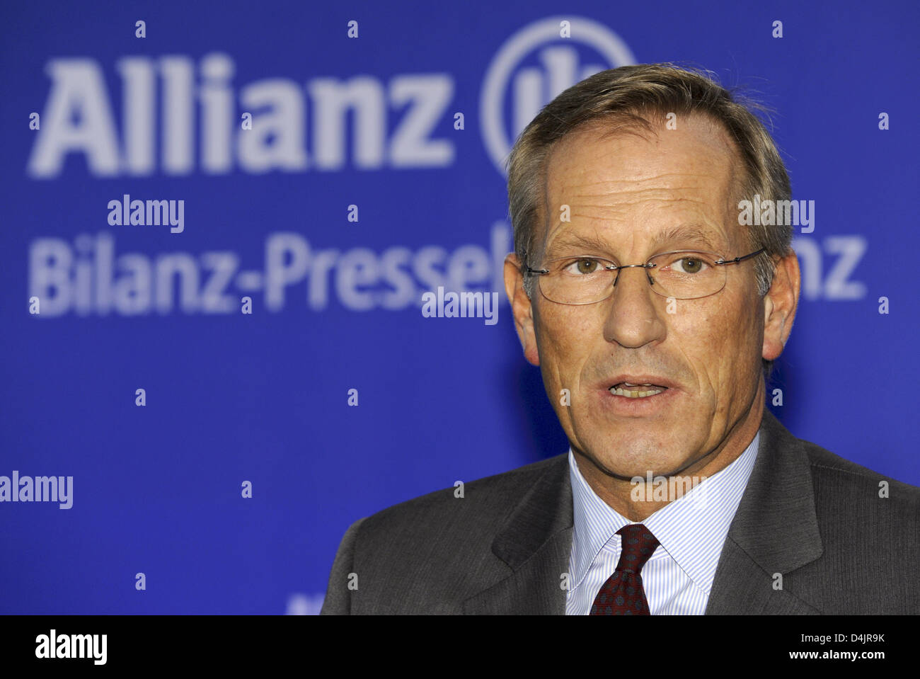 CEO of Allianz, Michael Diekmann, speaks during the balance press conference in Munich, Germany, 26 February 2009. After selling subsidiary ?Dresdner Bank? and also due to the financial crisis, Europe?s largest insurer has suffered a lost of 2.4 billion euro during the last year, as announced by Allianz SE in Munich. Photo: PETER KNEFFEL Stock Photo