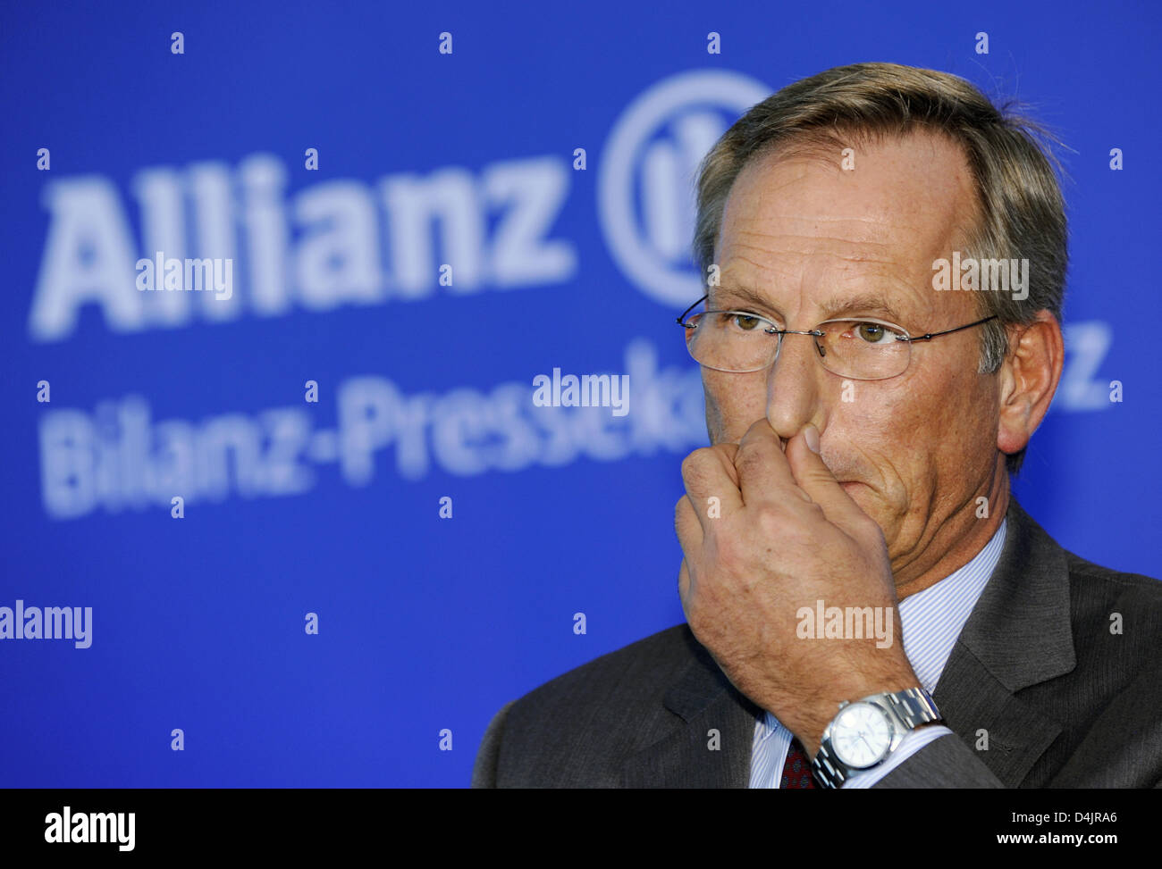 CEO of Allianz, Michael Diekmann, gestures during the balance press conference in Munich, Germany, 26 February 2009. After selling subsidiary ?Dresdner Bank? and also due to the financial crisis, Europe?s largest insurer has suffered a lost of 2.4 billion euro during the last year, as announced by Allianz SE in Munich. Photo: PETER KNEFFEL Stock Photo