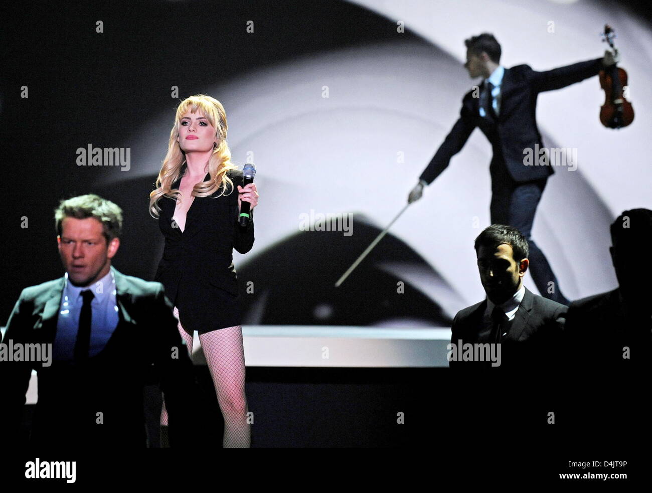 Welsh singer Duffy (2-L) performs at the German television show ?Wetten, dass...?? (?Bet that...??) in Duesseldorf, Germany, 28 February 2009. Photo: Clemens Bilan Stock Photo