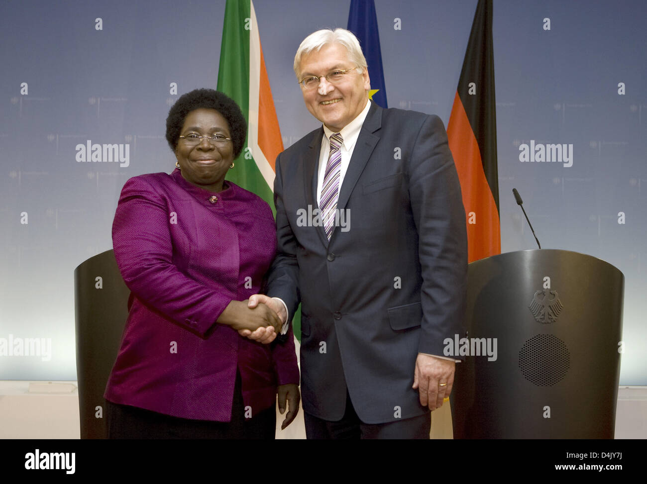 German Foreign Minister Frank-Walter Steinmeier and his South African counterpart Nkosazana Dlamini-Zuma shake hands at the Foreign Office in Berlin, Germany, 9 March 2009. Before the two had held talks on international and African political issues, among them the situatio in Simbabwe. Photo: ARNO BURGI Stock Photo