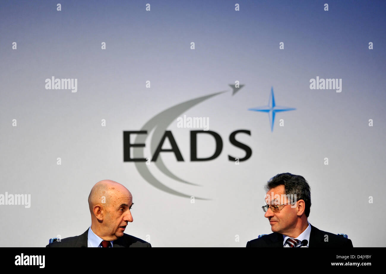EADS CEO Louis Gallois (L) and CFO Hans Peter Ring (R) speak at the group?s balance press conference in Oberschleissheim near Munich, Germany, 10 March 2009. Aeronautics group EADS booked a higher profit in 2008 than expected. Net profit accumulated to just under 1.6 billion euro after a loss of 446 million euro the previous year. Photo: PETER KNEFFEL Stock Photo