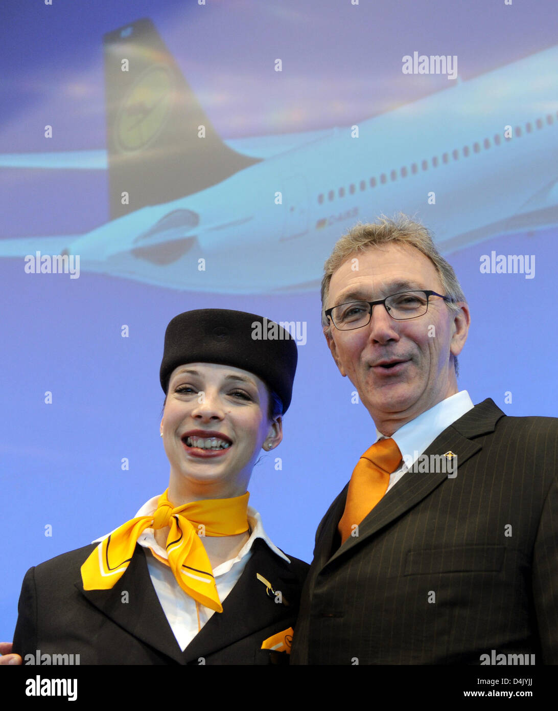 Wolfgang Mayrhuber (R), CEO of Lufthansa AG, poses with a stewardess during the German airline?s balance press conference in Frankfurt Main, Germany, 11 March 2009. Lufthansa reported a 2008 operating profit of 1.35 billion euro and a company profit of 599 million euro. The airline said it was prepard for difficult times. Photo: BORIS ROESSLER Stock Photo