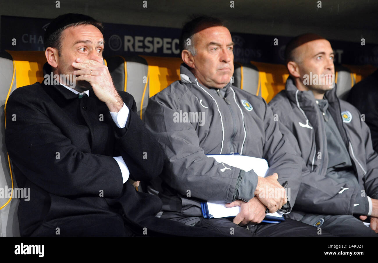 Sporting?s head coach Paulo Bento (L) and assistant coach Carlos Pereira (C) sit on the bench prior to the second round second leg game FC Bayern Munich vs Sporting CP at Allianz-Arena stadium in Munich, Germany, 10 March 2009. Bayern Munich defeated Sporting 7-1. Photo: Andreas Gebert Stock Photo