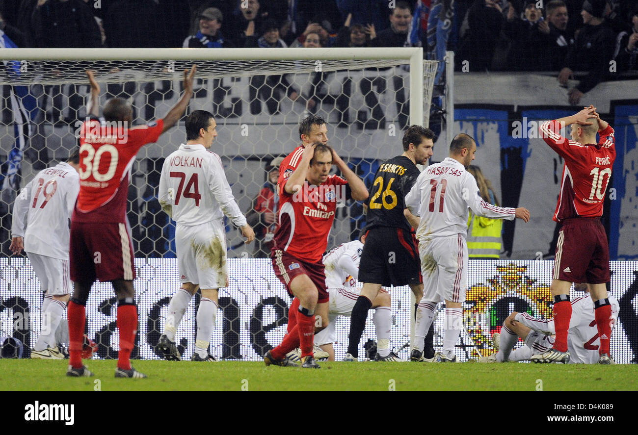 Mathijsen Hamburg?s Joris Mathijsen (C) and his teammates are unhappy after a ...
