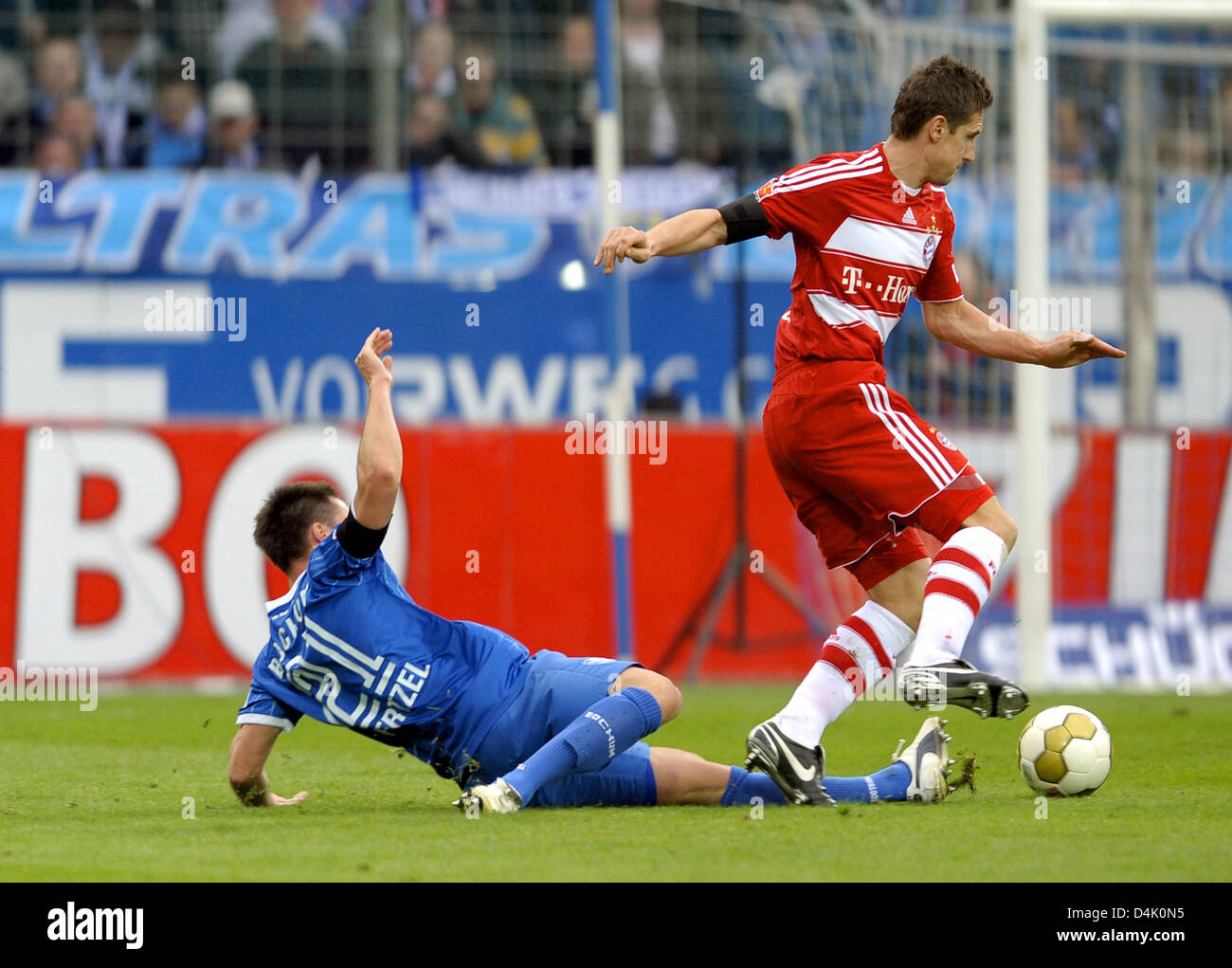 Munich?s Miroslav Klose (R) and Bochum?s Marc Pfertzl vie for the ball
