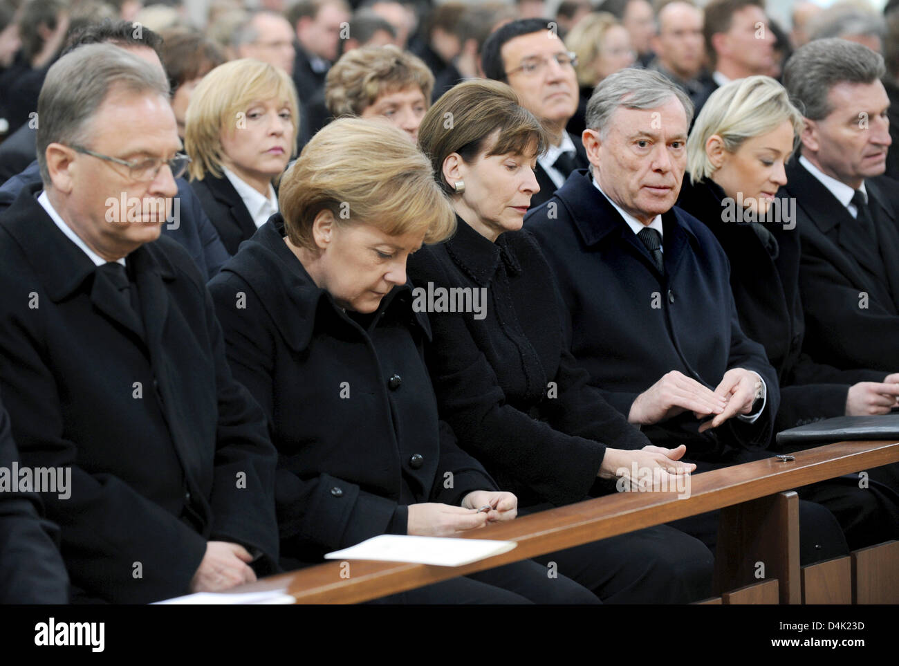 Baden-Wuerttemberg?s Prime Minister Guenther Oettinger (R-L), his partner Friederike Beyer, German President Horst Koehler, his wife Frau Eva Luise, German Chancellor Angela Merkel and the President of the Federal Constitutional Court, Hans-Juergen Papier attend the official memorial service at St. Karl Borromaeus Church in Winnenden, Germany, 21 March 2009. Mourners commemorated t Stock Photo