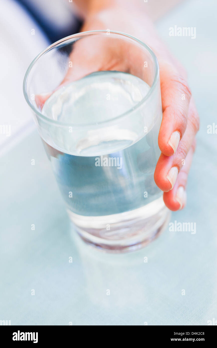 Рис держит воду. Кружка с водой. Вода в чашке. Стакан воды в руке. Чашка воды в руках.