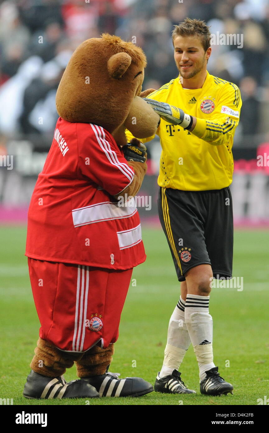 Michael Rensing Bayern Munich?s keeper Michael Rensing (R) pats ?Berni?, Munich?s mascot ...