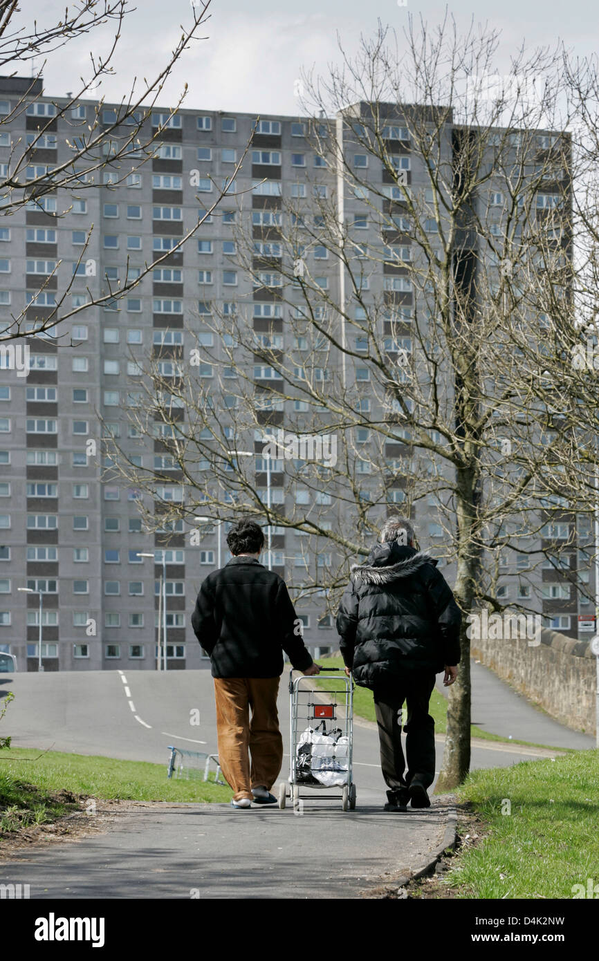Asylum seekers make there way home to their temporary accommodation in the Sighthill area of Glasgow, Scotland Stock Photo