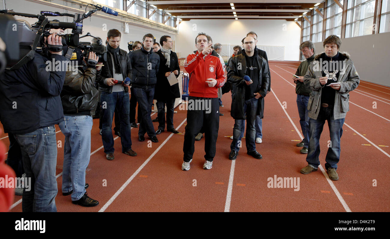 Tim Meyer (C), physician of the German national soccer team, explains the fitness test to journalists in Leipzig, Germany, 24 March 2009. The results of the tests, held for the first time since September 2007, should help head coach Joachim Loew and his assistant coaches to guide the training towards FIFA 2010 World Cup. The German national squad faces Liechtenstein?s side for a Wo Stock Photo