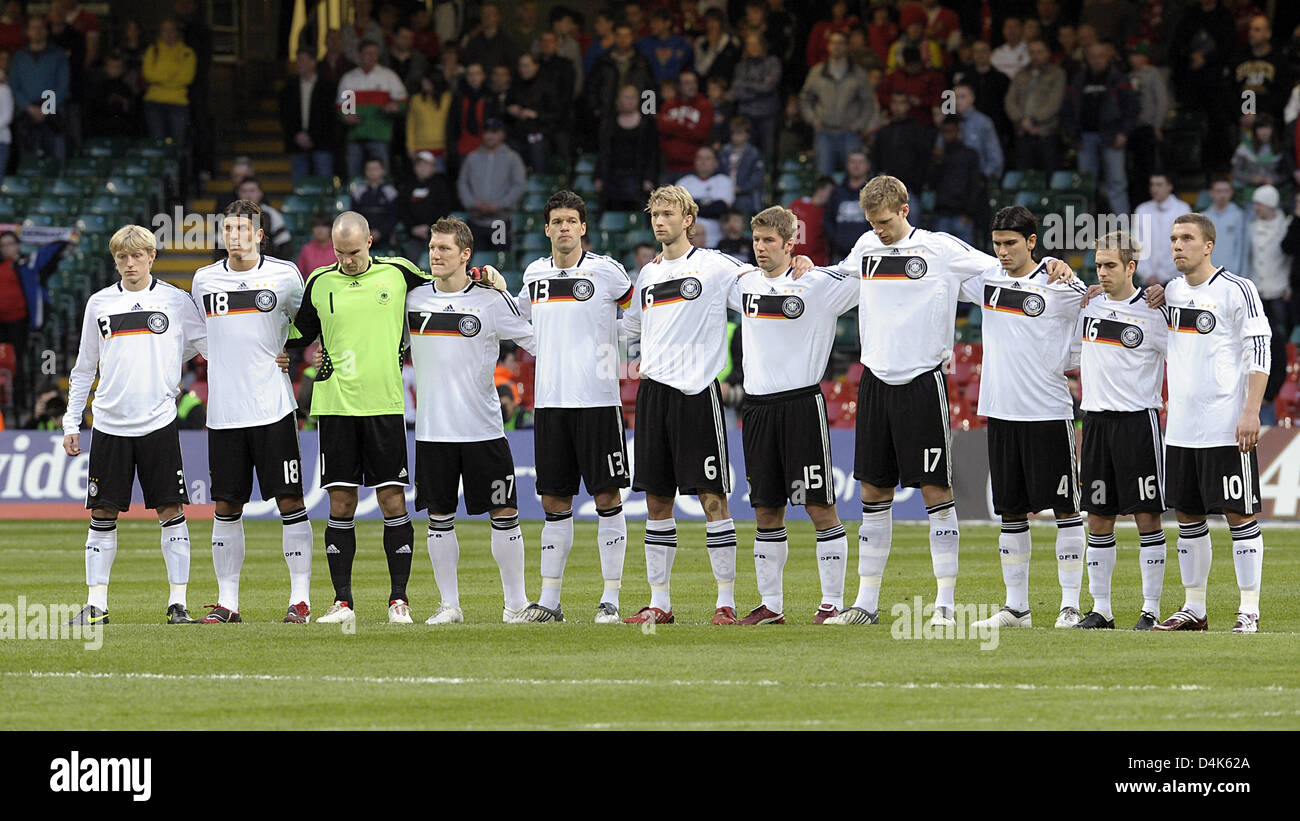 The players of the German national team Andreas Beck (L-R), Mario Gomez, goalie Robert Enke, Bastian Schweinsteiger, Michael Ballack, Simon Rolfes, Thomas Hitzlsperger, Per Mertesacker, Serdar Tasci, Philipp Lahm and Lukas Podolski pose for a group photo ahead of the FIFA 2010 World Cup qualifier Wales vs Germany in Cardiff, Wales, United Kingdom, 01 April 2009. Germany won the mat Stock Photo
