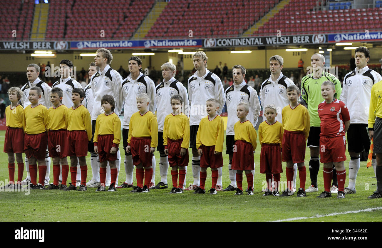 The players of the German national team Andreas Beck (L-R), Mario Gomez, goalie Robert Enke, Bastian Schweinsteiger, Michael Ballack, Simon Rolfes, Thomas Hitzlsperger, Per Mertesacker, Serdar Tasci, Philipp Lahm and Lukas Podolski pose for a group photo ahead of the FIFA 2010 World Cup qualifier Wales vs Germany in Cardiff, Wales, United Kingdom, 01 April 2009. Germany won the mat Stock Photo