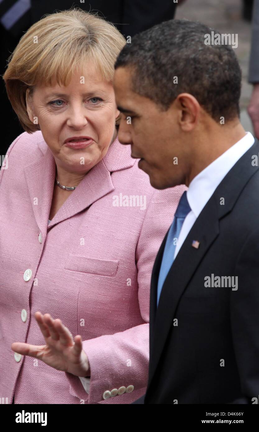 German Chancellor Angela Merkel (L) and U.S. President Barack Obama (C