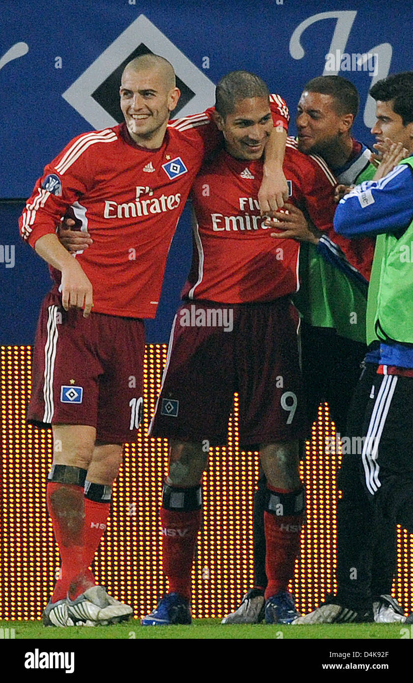 Hamburg?s 3-1 scorer Jose Paolo Guerrero (C) cheers with his team-mates Mladen Petric (L) during the first leg of the UEFA Cup quarter-finals match SV Hamburg v Manchester City at HSH Nordbankarena stadium of Hamburg, Germany, 09 April 2009. German Bundesliga side Hamburg defeated English Premier League?s Manchester City by 3-1. Photo: Marcus Brandt Stock Photo