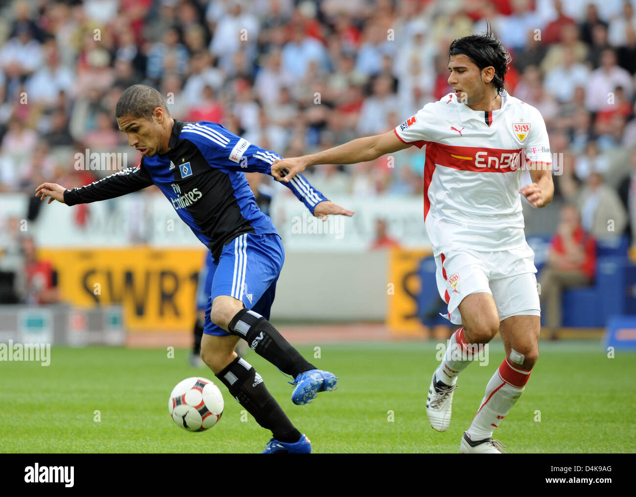 Stuttgart?s Serdar Tasci (R) fights for the ball with Hamburg?s Jose Paolo Guerrero during the Bundesliga match VfB Stuttgart vs SV Hamburg at Mercedes-Benz Arena stadium in Stuttgart, Germany, 12 April 2009. Photo: ULI DECK (ATTENTION: EMBARGO CONDITIONS! The DFL permits the further utilisation of the pictures in IPTV, mobile services and other new technologies no earlier than two Stock Photo