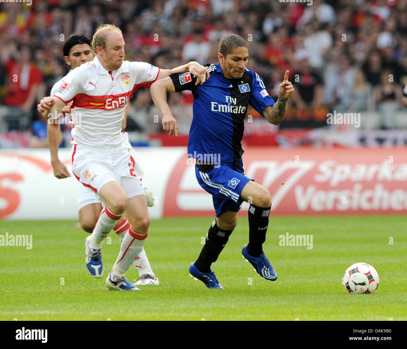 Stuttgart?s Ludovic Magnin (L) fights for the ball with Hamburg?s Jose Paolo Guerrero during the Bundesliga match VfB Stuttgart vs SV Hamburg at Mercedes-Benz Arena stadium in Stuttgart, Germany, 12 April 2009. Photo: ULI DECK (ATTENTION: EMBARGO CONDITIONS! The DFL permits the further utilisation of the pictures in IPTV, mobile services and other new technologies no earlier than t Stock Photo