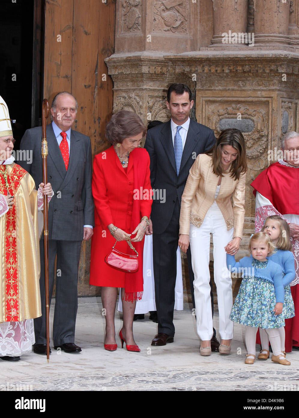 Spanish King Juan Carlos (2-L-R), Queen Sofia, Crown Prince Felipe, Crown Princess Letizia and their daughters Princess Sofia and Princess Leonor leave the traditional Easter Sunday church service in the cathedral in Palma de Mallorca, Mallorca, Spain, 12 April 2009. Photo: Albert Nieboer (NETHERLANDS OUT) Stock Photo