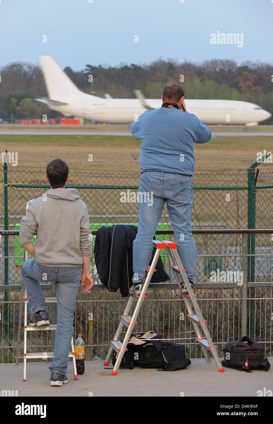 Two so called ?planespotter? follow their hobby at the western runway of Frankfurt Main?s ?Rain-Main? airport, Germany, 6 April 2009.  Planespotter stick to photographing airplanes and airports only. Photo: Uwe Anspach Stock Photo