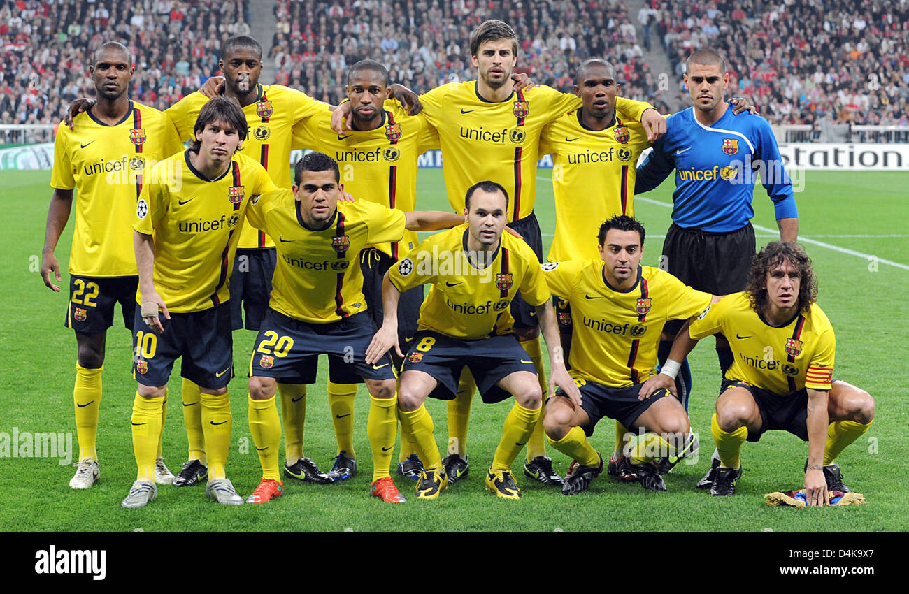 Barcelona?s players Eric Abidal (back row, L-R), Yaya Toure, Seydou Keita, Gerard Pique, Samuel Eto?o, Victor Valdes, Lionel Messi (front row, L-R), Daniel Alves, Andres Iniesta, Xavi Hernandez and Carles Puyol pose for a group photo prior to the return leg of the Champions League quarter final Bayern Munich vs FC Barcelona at ?Allianz Arena? in Munich, Germany, 14 April 2009. The  Stock Photo