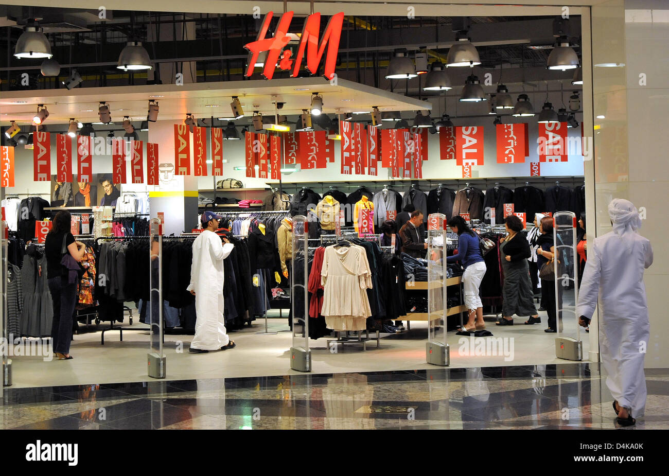 A H&M store offers a sale in a mall in Dubai, United Arab Emirates, 05  January 2009. Photo: Stefan Puchner Stock Photo - Alamy