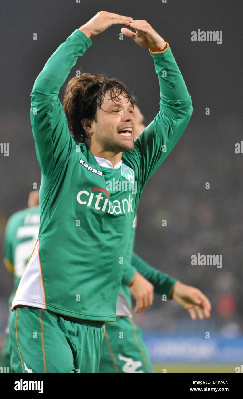 Bremen?s Diego cheers after his second goal to 3-2 during the UEFA Cup quarter finals second leg match Udinese vs Werder Bremen at Stadio Friuli in Udine, Italy, 16 April 2009. The match tied 3-3. Photo: Carmen Jaspersen Stock Photo