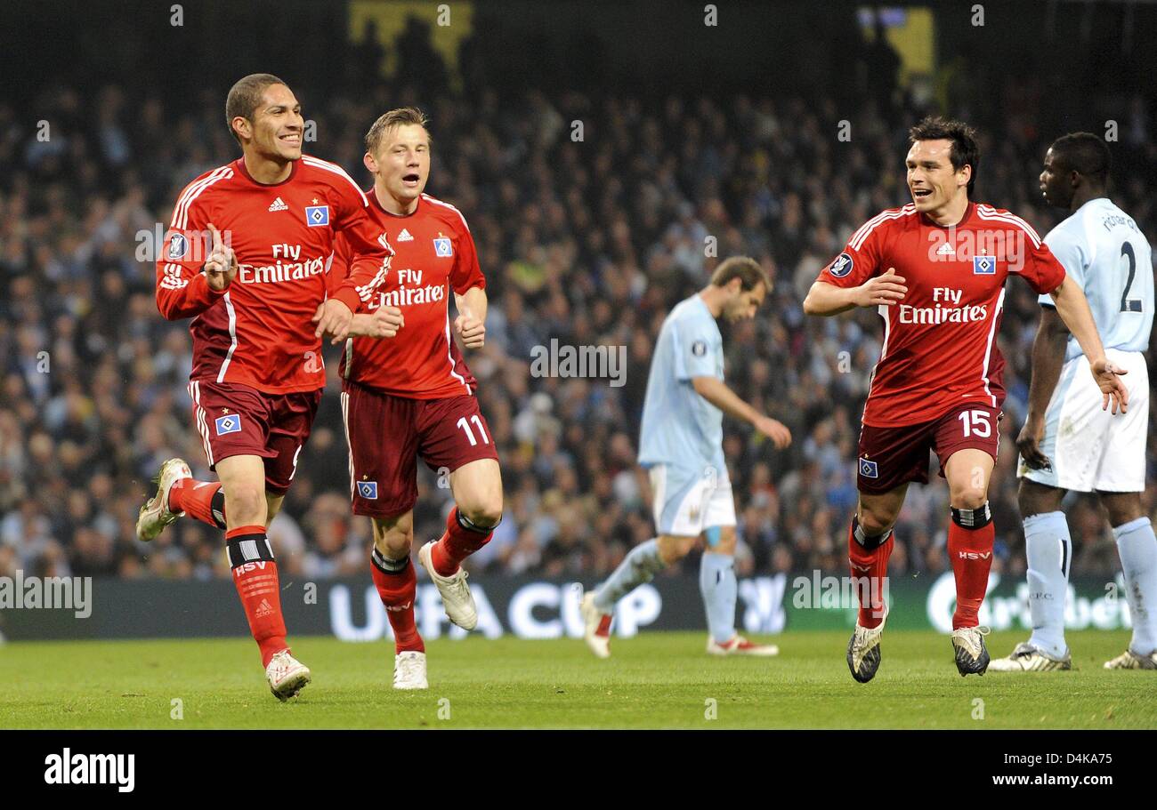 Hamburg?s Jose Paolo Guerrero (L) cheers with his team mates Ivica Olic (C) and Piotr Trochowski after scoring the goal to 0-1during the UEFA Cup quarter finals match Manchester City vs SV Hamburg at City of Manchester stadium in Manchester, United Kingdom, 16 April 2009. Manchester City defeated SV Hamburg 2-1. Photo: Marcus Brandt Stock Photo