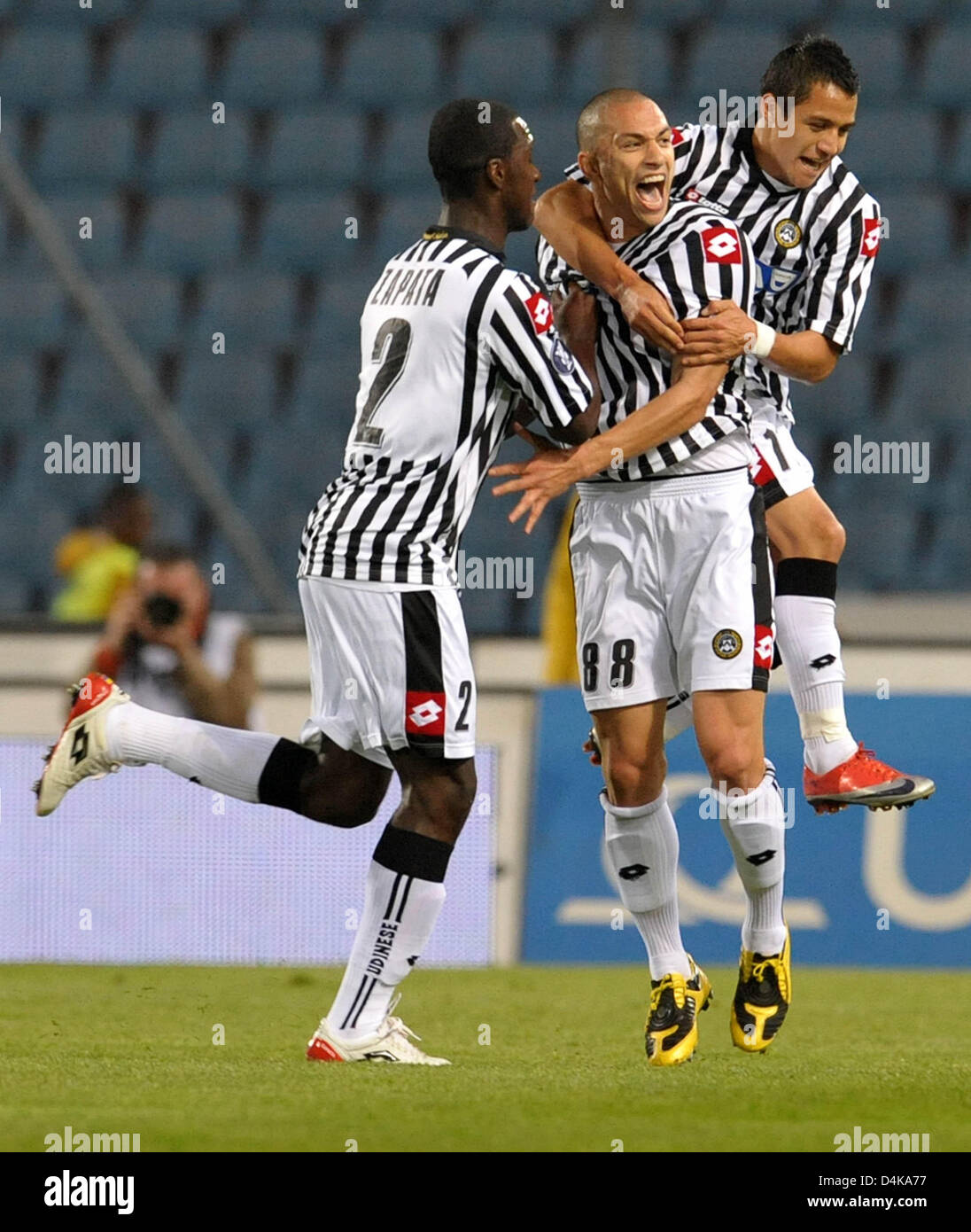 Udinese?s Cristian Zapata (L) and Alexis Sanchez (R) celebrate the scorer to 1-0, Goekhan Inler, during the UEFA Cup quarter finals second leg match Udinese vs Werder Bremen at Stadio Friuli in Udine, Italy, 16 April 2009. The match tied 3-3. Photo: Carmen Jaspersen Stock Photo