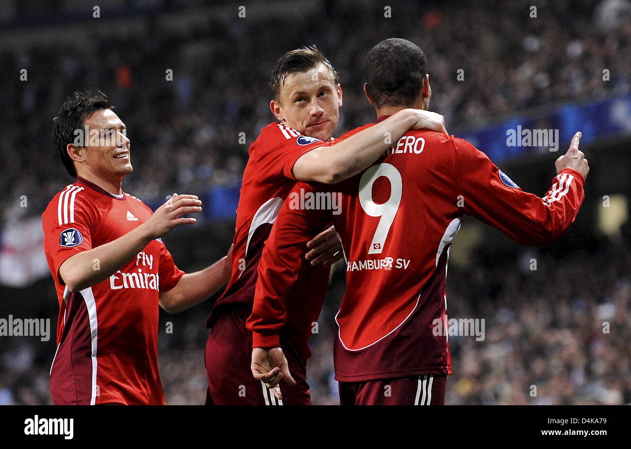 Hamburg?s Jose Paolo Guerrero (R) cheers with his team mates Ivica Olic (C) and Piotr Trochowski after scoring the goal to 0-1during the UEFA Cup quarter finals match Manchester City vs SV Hamburg at City of Manchester stadium in Manchester, United Kingdom, 16 April 2009. Manchester City defeated SV Hamburg 2-1. Photo: Marcus Brandt Stock Photo