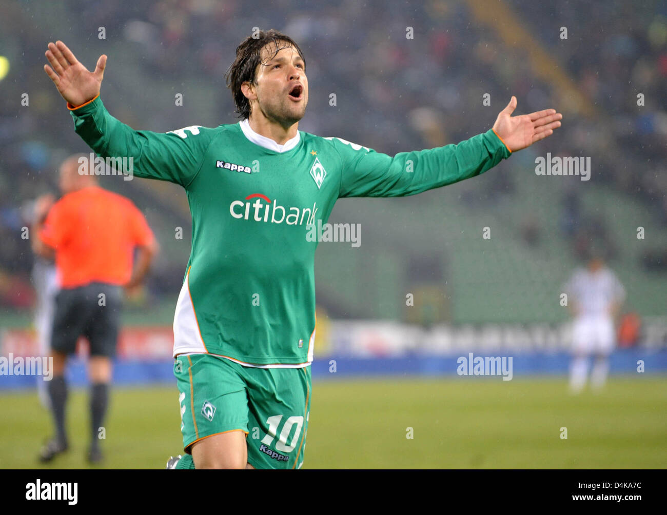 Bremen?s Diego cheers after his goal to 1-1 during the UEFA Cup quarter finals second leg match Udinese vs Werder Bremen at Stadio Friuli in Udine, Italy, 16 April 2009. The match tied 3-3. Photo: Carmen Jaspersen Stock Photo