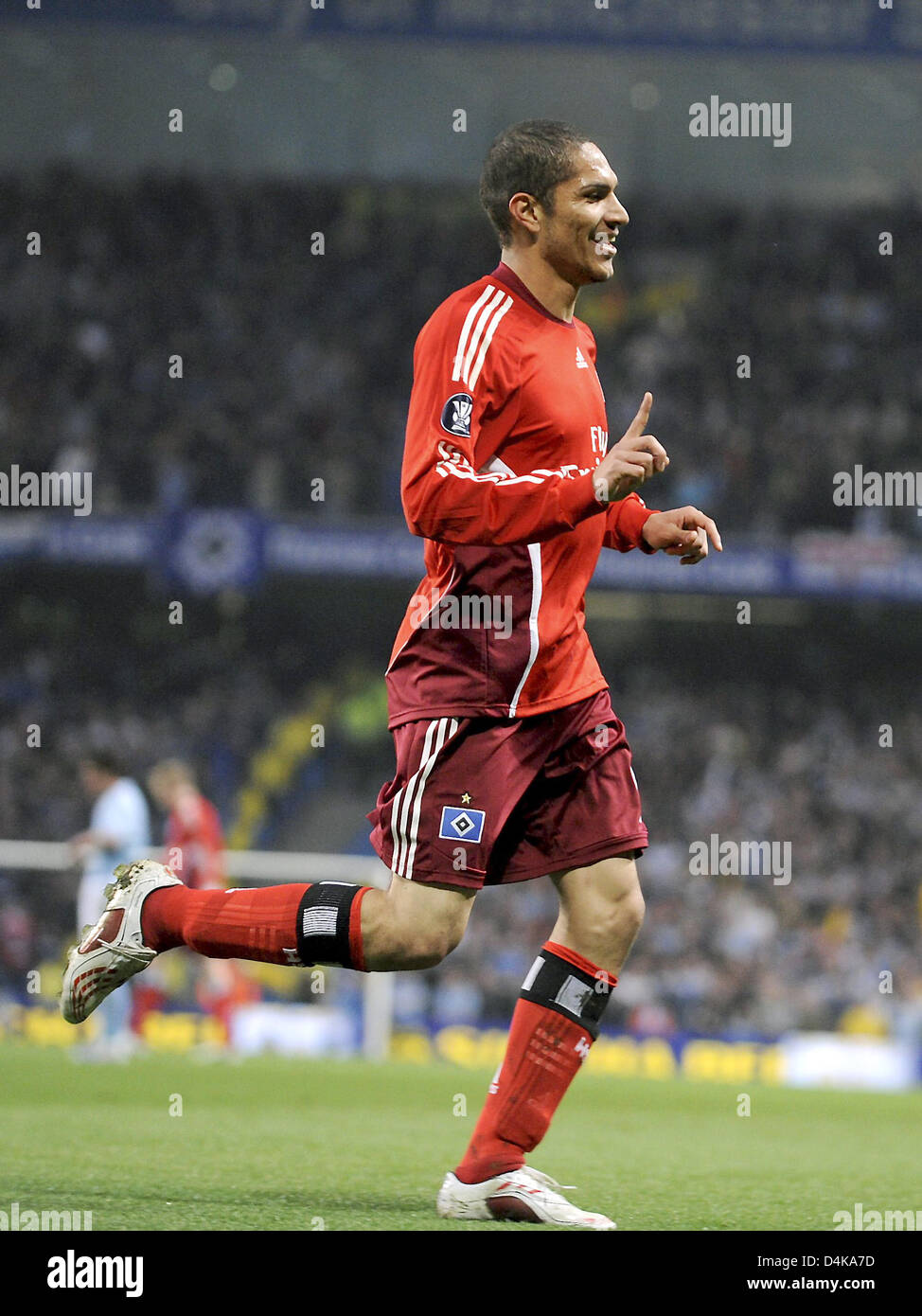 Hamburg?s Jose Paolo Guerrero cheers after his goal to 0-1 during the UEFA Cup quarter finals match Manchester City vs SV Hamburg at City of Manchester stadium in Manchester, United Kingdom, 16 April 2009. Manchester City defeated SV Hamburg 2-1. Photo: Marcus Brandt Stock Photo