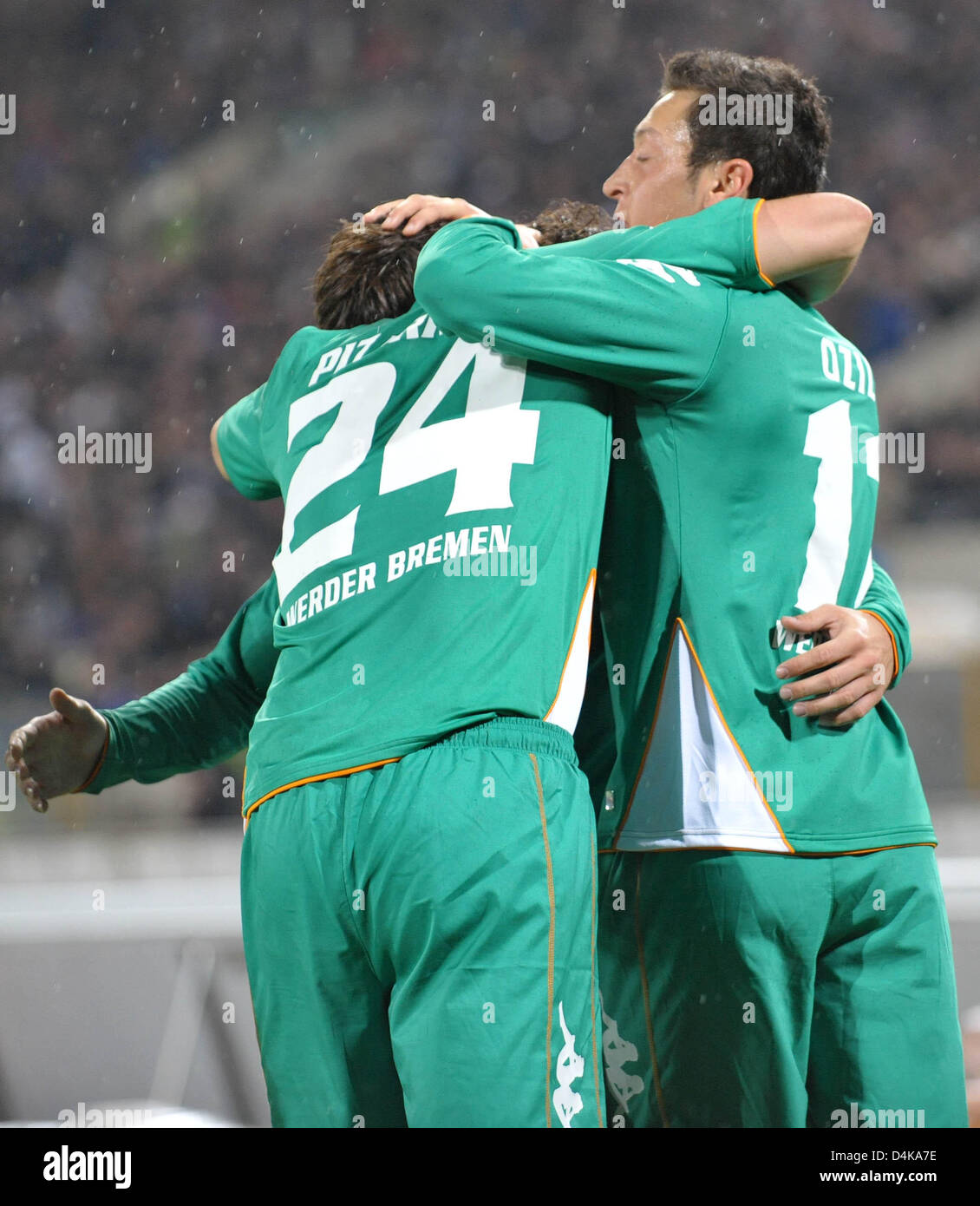 Bremen?s Claudio Pizarro (L) and Mesut Oezil (R) cheer with scorer Diego after his goal to 1-1 during the UEFA Cup quarter finals second leg match Udinese vs Werder Bremen at Stadio Friuli in Udine, Italy, 16 April 2009. The match tied 3-3. Photo: Carmen Jaspersen Stock Photo