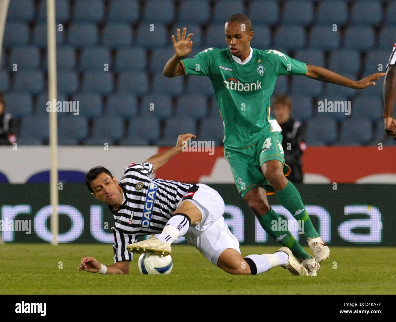 Bremen?s Naldo (R) vies for the ball with Udinese?s Fabio Quagliarella during the UEFA Cup quarter finals second leg match Udinese vs Werder Bremen at Stadio Friuli in Udine, Italy, 16 April 2009. The match tied 3-3. Photo: Carmen Jaspersen Stock Photo