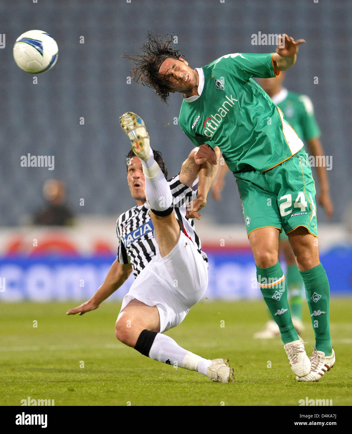 Bremen?s Claudio Pizarro (R) vies for the ball with Udinese?s Gaetano D?Agostino during the UEFA Cup quarter finals second leg match Udinese vs Werder Bremen at Stadio Friuli in Udine, Italy, 16 April 2009. The match tied 3-3. Photo: Carmen Jaspersen Stock Photo