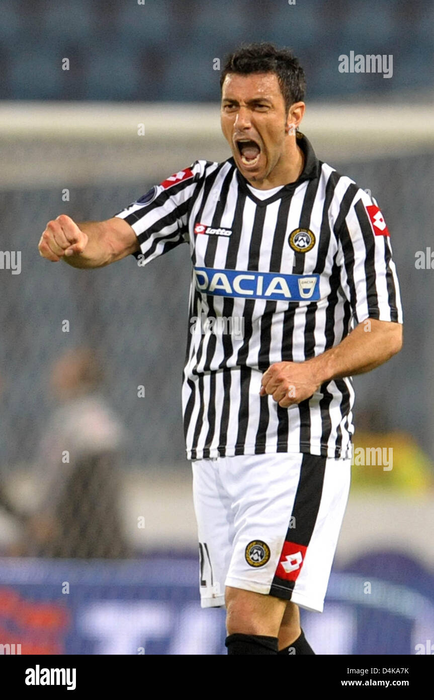 Udinese?s Fabio Quagliarella cheers after his goal to 3-1 during the UEFA Cup quarter finals second leg match Udinese vs Werder Bremen at Stadio Friuli in Udine, Italy, 16 April 2009. The match tied 3-3. Photo: Carmen Jaspersen Stock Photo