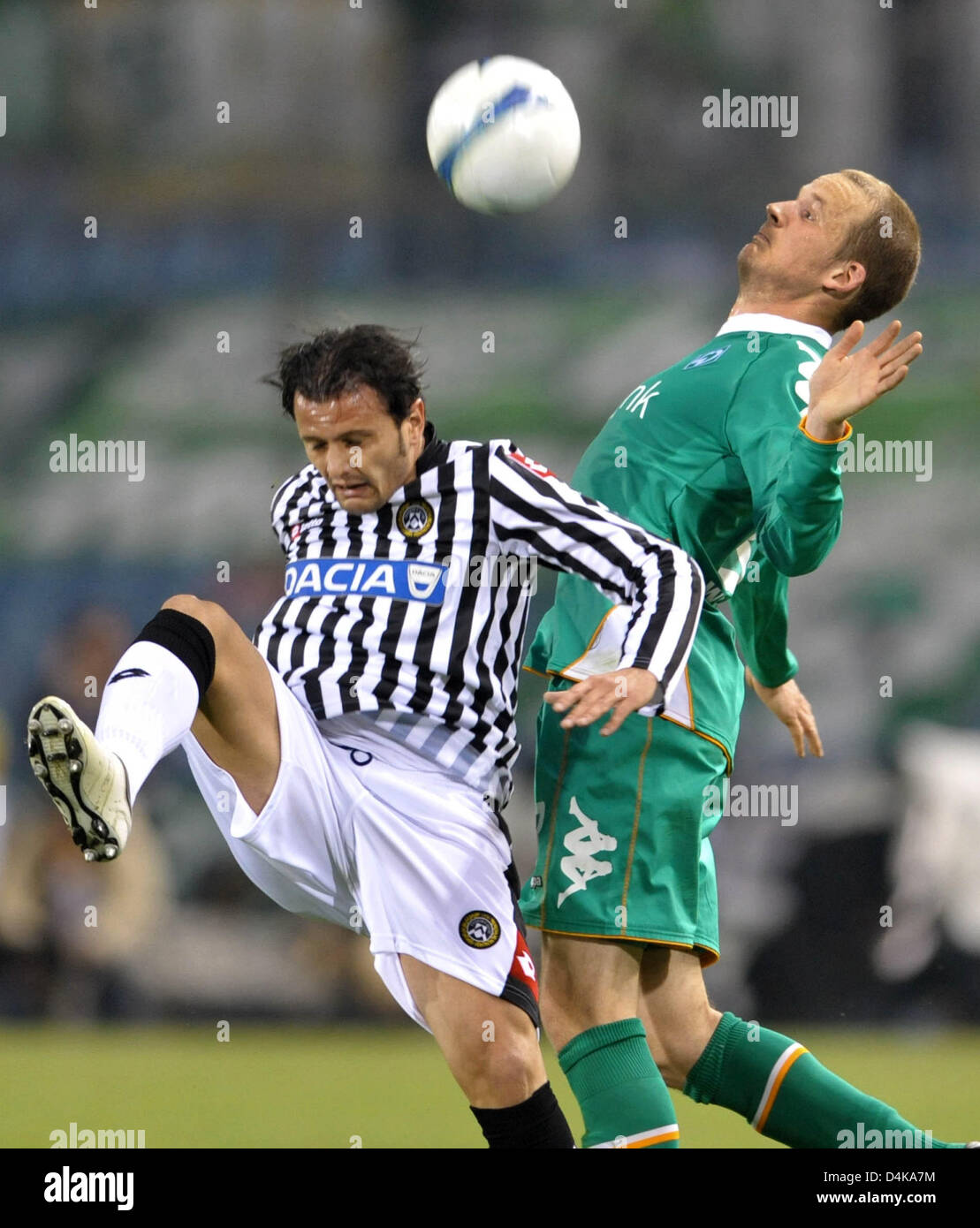 Bremen?s Petri Pasanen (R) vies for the ball with Udinese?s Gaetano D?Agostino during the UEFA Cup quarter finals second leg match Udinese vs Werder Bremen at Stadio Friuli in Udine, Italy, 16 April 2009. The match tied 3-3. Photo: Carmen Jaspersen Stock Photo