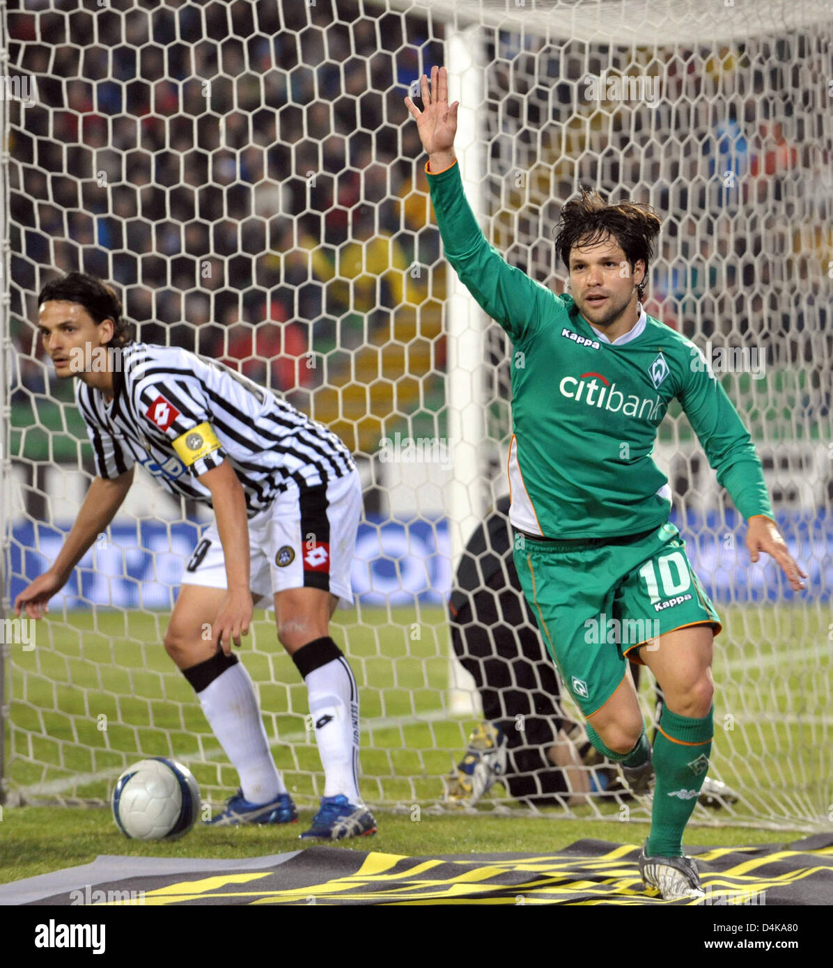 Bremen?s Diego (R) cheers after his second goal to 3-2 during the UEFA Cup quarter finals second leg match Udinese vs Werder Bremen at Stadio Friuli in Udine, Italy, 16 April 2009. The match tied 3-3. Photo: Carmen Jaspersen Stock Photo
