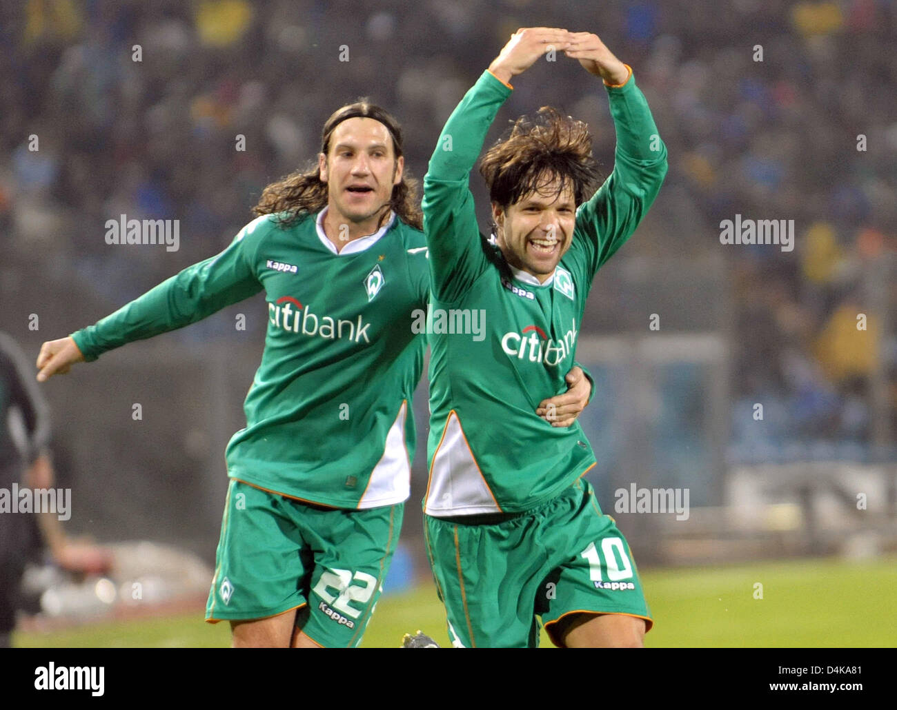 Bremen?s Diego (R) cheers with his team mate Torsten Frings after his second goal to 3-2 during the UEFA Cup quarter finals second leg match Udinese vs Werder Bremen at Stadio Friuli in Udine, Italy, 16 April 2009. The match tied 3-3. Photo: Carmen Jaspersen Stock Photo