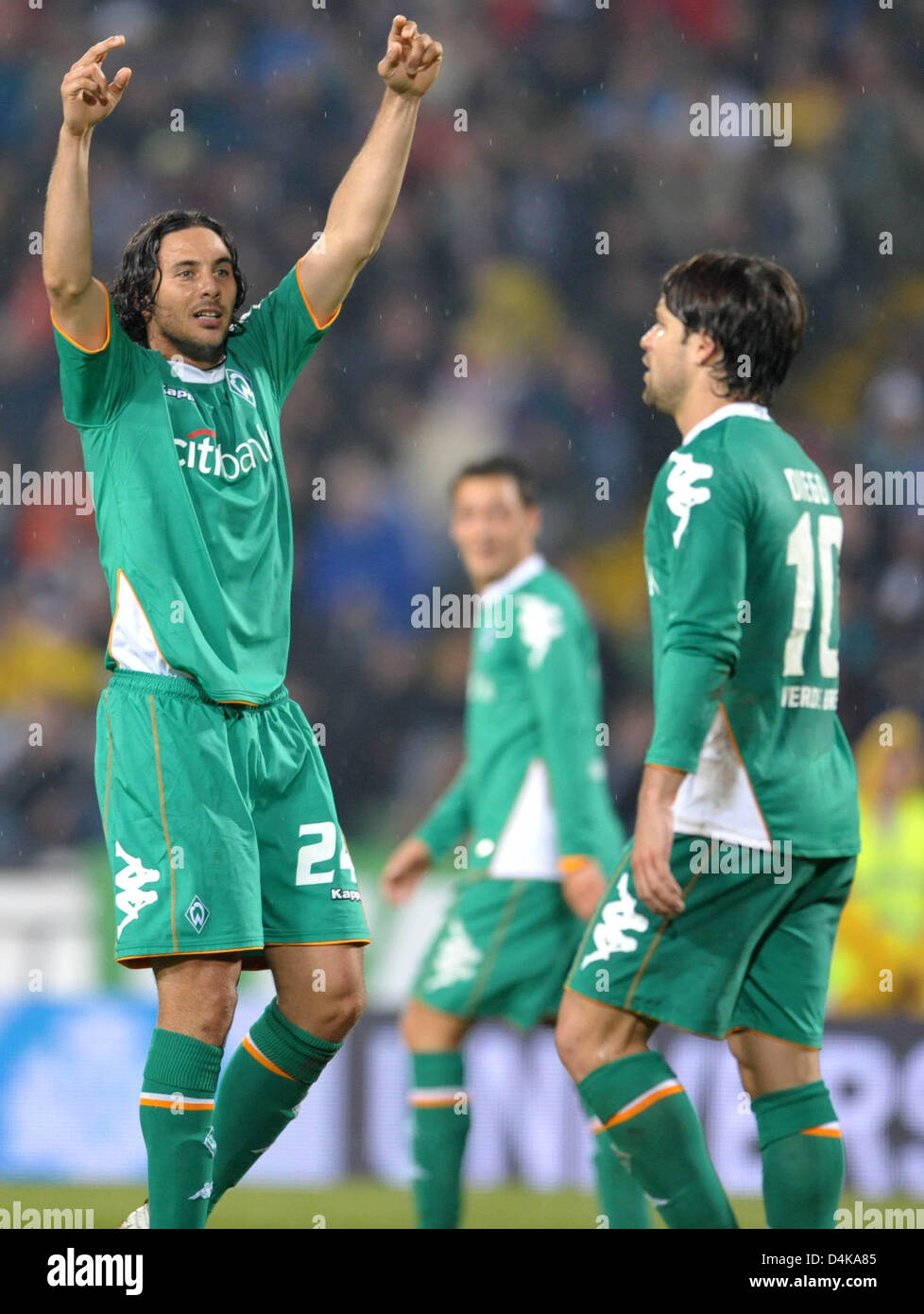 Bremen?s Claudio Pizarro (L) cheers with his team mate Diego after his goal to 3-3 during the UEFA Cup quarter finals second leg match Udinese vs Werder Bremen at Stadio Friuli in Udine, Italy, 16 April 2009. The match tied 3-3. Photo: Carmen Jaspersen Stock Photo