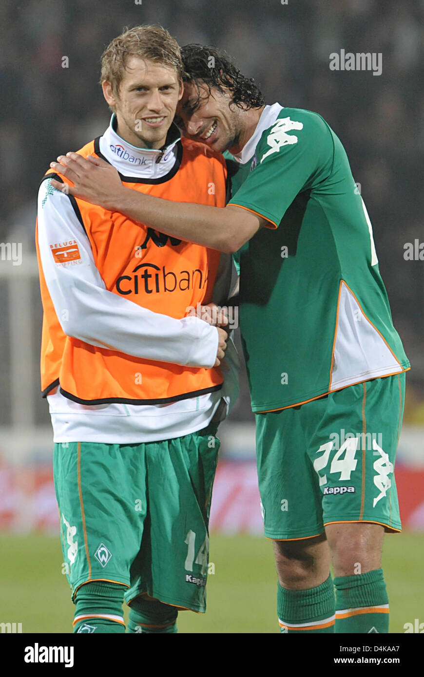 Bremen?s Claudio Pizarro (R) and Aaron Hunt walk to the fans after the UEFA Cup quarter finals second leg match Udinese vs Werder Bremen at Stadio Friuli in Udine, Italy, 16 April 2009. The match tied 3-3. Photo: Carmen Jaspersen Stock Photo
